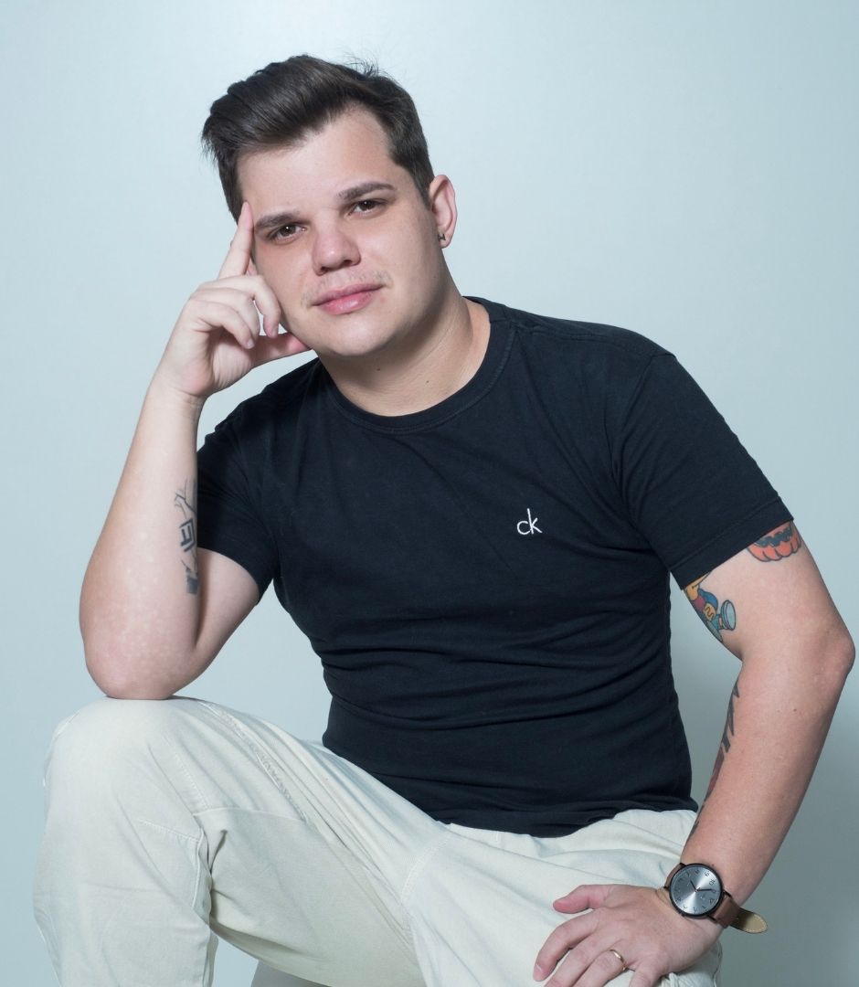 Vinicius Silveira em ambiente de atendimento