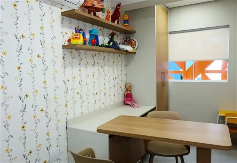 Espaço com materiais lúdicos para avaliação de crianças