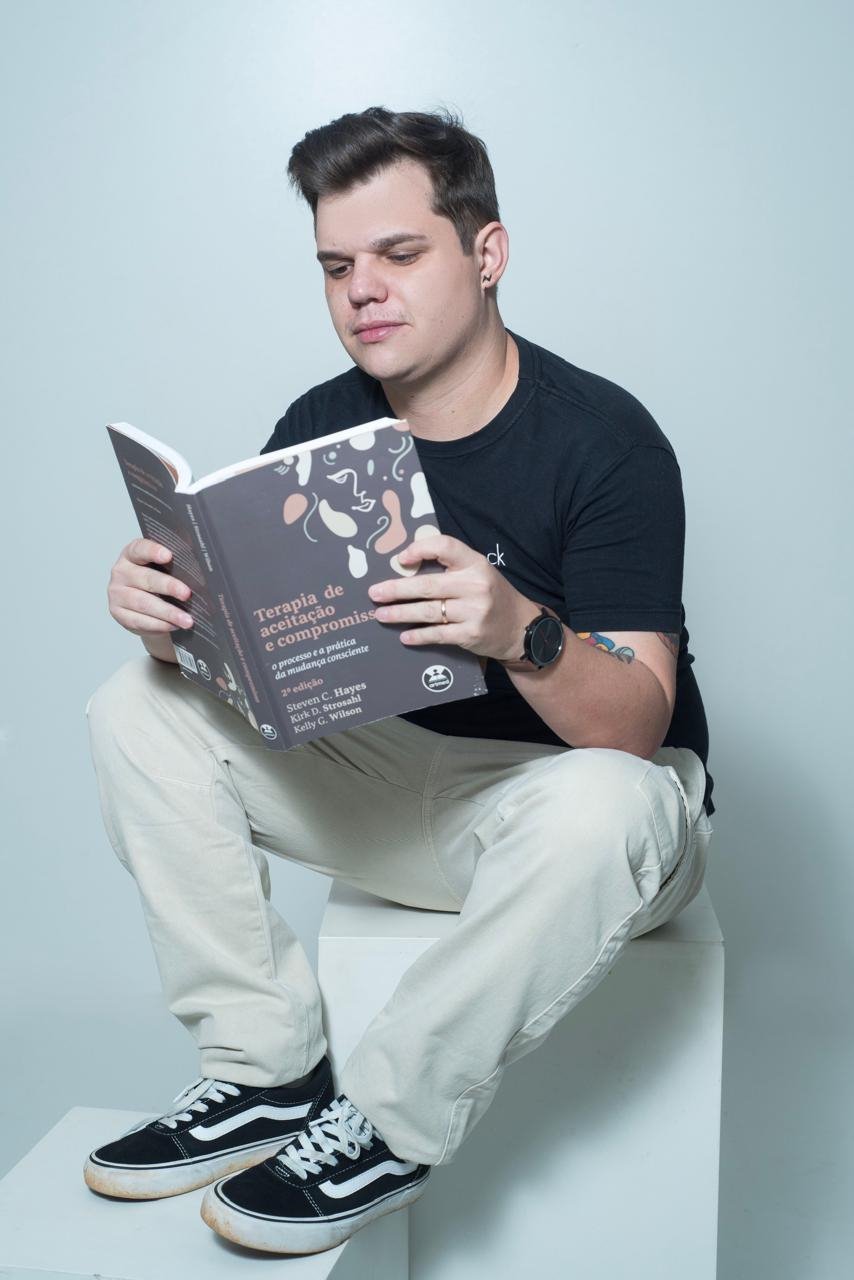 Vinicius Silveira estudando material técnico de Neuropsicologia